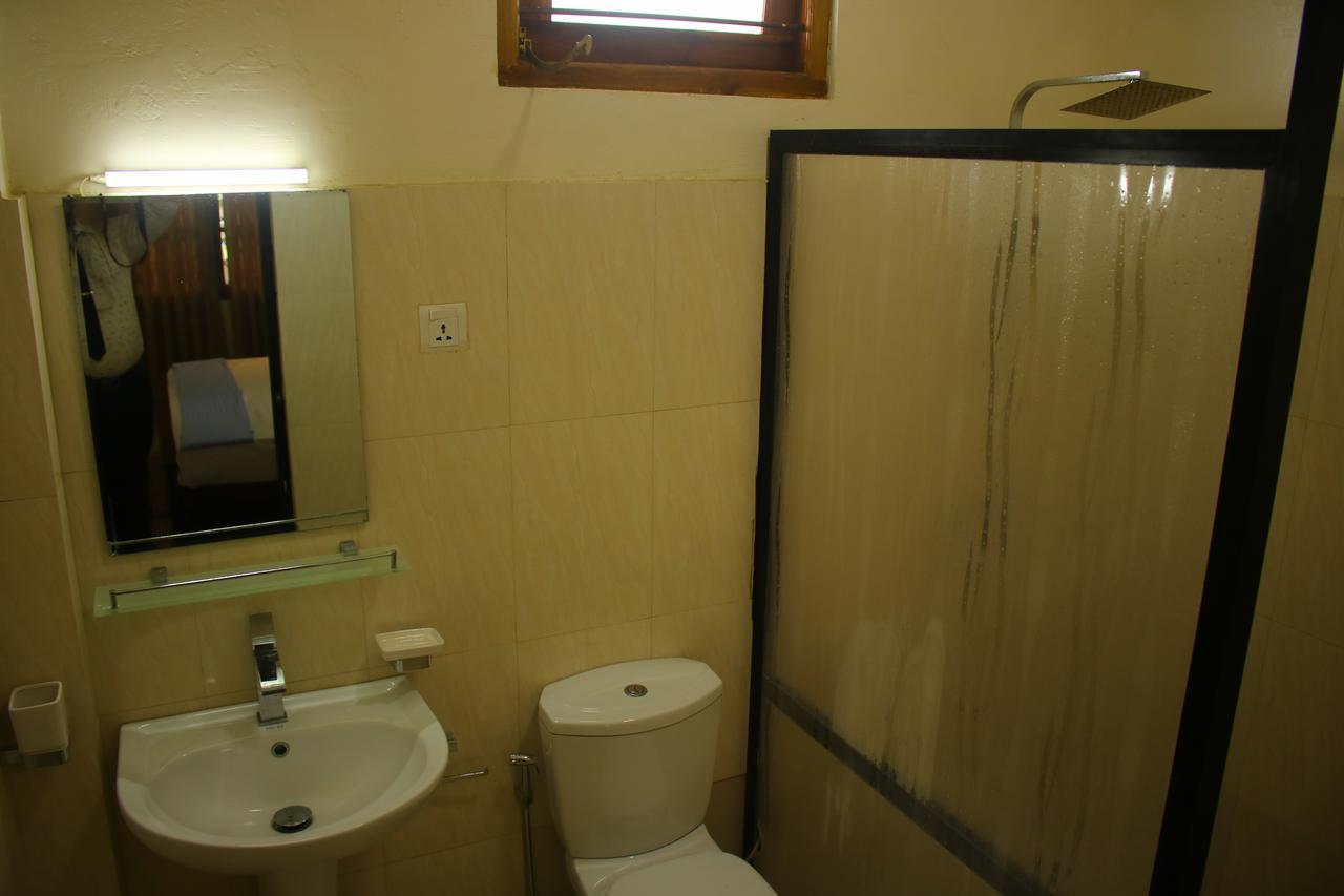 Under Water Safaris And Resort Uppuveli Exterior photo